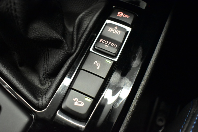 BMW X1 Xdrive25i  Mｽﾎﾟｰﾂ 中期 4WD 高出力 希少ｶﾞｿﾘﾝｴﾝｼﾞﾝ  ｺﾝﾌｫｰﾄP 追従ACC ﾋｰﾀｰ付電動ﾌﾞﾗｯｸﾚｻﾞｰ LEDﾍｯﾄﾞﾗｲﾄ ﾀｯﾁﾊﾟﾈﾙHDDﾅﾋﾞBｶﾒﾗ Pｱｼｽﾄ 衝突軽減B 車線逸脱&歩行者警告 電動Rｹﾞｰﾄ 18AW 2年保証
