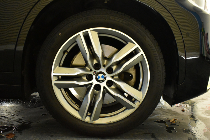 BMW X1 Xdrive25i  Mｽﾎﾟｰﾂ 中期 4WD 高出力 希少ｶﾞｿﾘﾝｴﾝｼﾞﾝ  ｺﾝﾌｫｰﾄP 追従ACC ﾋｰﾀｰ付電動ﾌﾞﾗｯｸﾚｻﾞｰ LEDﾍｯﾄﾞﾗｲﾄ ﾀｯﾁﾊﾟﾈﾙHDDﾅﾋﾞBｶﾒﾗ Pｱｼｽﾄ 衝突軽減B 車線逸脱&歩行者警告 電動Rｹﾞｰﾄ 18AW 2年保証