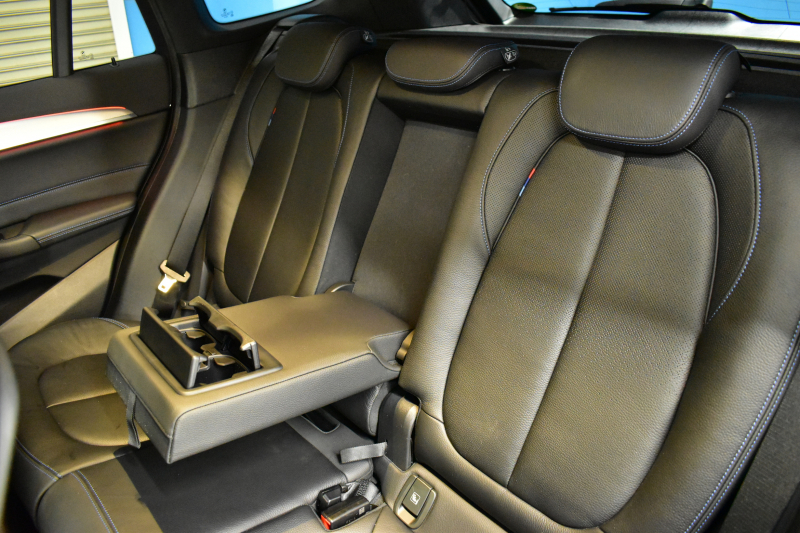 BMW X1 Xdrive25i  Mｽﾎﾟｰﾂ 中期 4WD 高出力 希少ｶﾞｿﾘﾝｴﾝｼﾞﾝ  ｺﾝﾌｫｰﾄP 追従ACC ﾋｰﾀｰ付電動ﾌﾞﾗｯｸﾚｻﾞｰ LEDﾍｯﾄﾞﾗｲﾄ ﾀｯﾁﾊﾟﾈﾙHDDﾅﾋﾞBｶﾒﾗ Pｱｼｽﾄ 衝突軽減B 車線逸脱&歩行者警告 電動Rｹﾞｰﾄ 18AW 2年保証