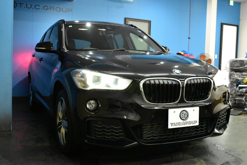 BMW X1 Xdrive25i  Mｽﾎﾟｰﾂ 中期 4WD 高出力 希少ｶﾞｿﾘﾝｴﾝｼﾞﾝ  ｺﾝﾌｫｰﾄP 追従ACC ﾋｰﾀｰ付電動ﾌﾞﾗｯｸﾚｻﾞｰ LEDﾍｯﾄﾞﾗｲﾄ ﾀｯﾁﾊﾟﾈﾙHDDﾅﾋﾞBｶﾒﾗ Pｱｼｽﾄ 衝突軽減B 車線逸脱&歩行者警告 電動Rｹﾞｰﾄ 18AW 2年保証