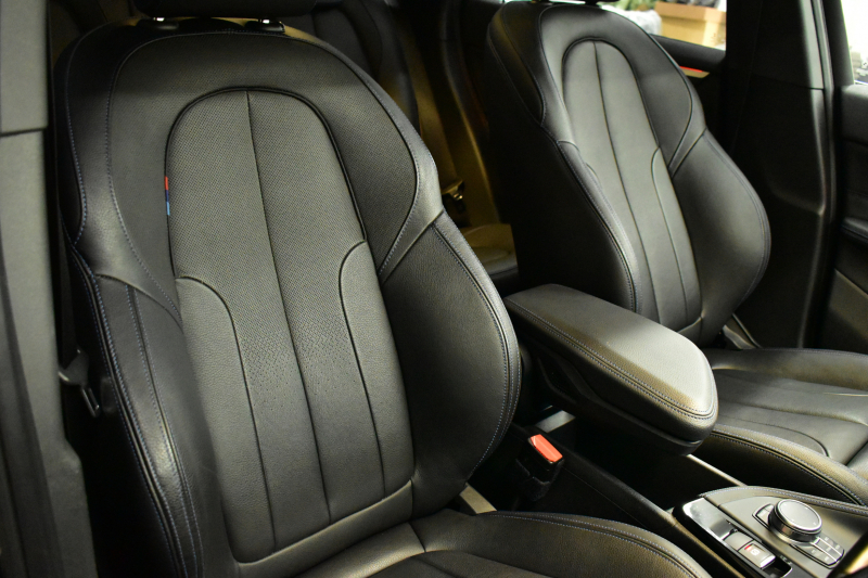 BMW X1 Xdrive25i  Mｽﾎﾟｰﾂ 中期 4WD 高出力 希少ｶﾞｿﾘﾝｴﾝｼﾞﾝ  ｺﾝﾌｫｰﾄP 追従ACC ﾋｰﾀｰ付電動ﾌﾞﾗｯｸﾚｻﾞｰ LEDﾍｯﾄﾞﾗｲﾄ ﾀｯﾁﾊﾟﾈﾙHDDﾅﾋﾞBｶﾒﾗ Pｱｼｽﾄ 衝突軽減B 車線逸脱&歩行者警告 電動Rｹﾞｰﾄ 18AW 2年保証