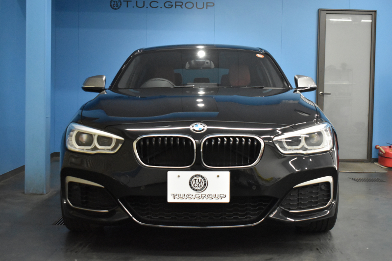 BMW 1シリーズ M140i LCI後期 直6ﾀｰﾎﾞ 340馬力 LEDﾍｯﾄﾞﾗｲﾄ&ﾃｰﾙ ﾋｰﾀｰ付赤革 ｱﾀﾞﾌﾟﾃｨﾌﾞMｻｽ 大型ﾌﾞﾚｰｷｼｽﾃﾑ 車線逸脱&歩行者警告 衝突軽減ﾌﾞﾚｰｷ 横ﾒﾆｭｰﾀｯﾁﾊﾟｯﾄﾞiﾄﾞﾗｲﾌﾞBｶﾒﾗ Pｱｼｽﾄ ｸﾙｺﾝ ﾊﾟﾄﾞﾙｼﾌﾄ ｽﾏｰﾄｷｰ 2年保証