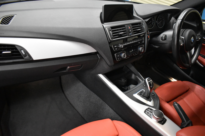 BMW 1シリーズ M140i LCI後期 直6ﾀｰﾎﾞ 340馬力 LEDﾍｯﾄﾞﾗｲﾄ&ﾃｰﾙ ﾋｰﾀｰ付赤革 ｱﾀﾞﾌﾟﾃｨﾌﾞMｻｽ 大型ﾌﾞﾚｰｷｼｽﾃﾑ 車線逸脱&歩行者警告 衝突軽減ﾌﾞﾚｰｷ 横ﾒﾆｭｰﾀｯﾁﾊﾟｯﾄﾞiﾄﾞﾗｲﾌﾞBｶﾒﾗ Pｱｼｽﾄ ｸﾙｺﾝ ﾊﾟﾄﾞﾙｼﾌﾄ ｽﾏｰﾄｷｰ 2年保証