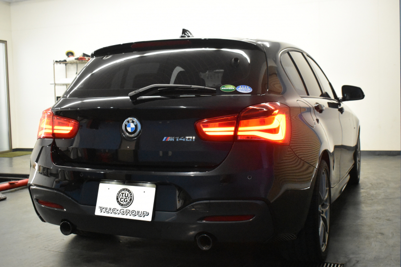 BMW 1シリーズ M140i LCI後期 直6ﾀｰﾎﾞ 340馬力 LEDﾍｯﾄﾞﾗｲﾄ&ﾃｰﾙ ﾋｰﾀｰ付赤革 ｱﾀﾞﾌﾟﾃｨﾌﾞMｻｽ 大型ﾌﾞﾚｰｷｼｽﾃﾑ 車線逸脱&歩行者警告 衝突軽減ﾌﾞﾚｰｷ 横ﾒﾆｭｰﾀｯﾁﾊﾟｯﾄﾞiﾄﾞﾗｲﾌﾞBｶﾒﾗ Pｱｼｽﾄ ｸﾙｺﾝ ﾊﾟﾄﾞﾙｼﾌﾄ ｽﾏｰﾄｷｰ 2年保証