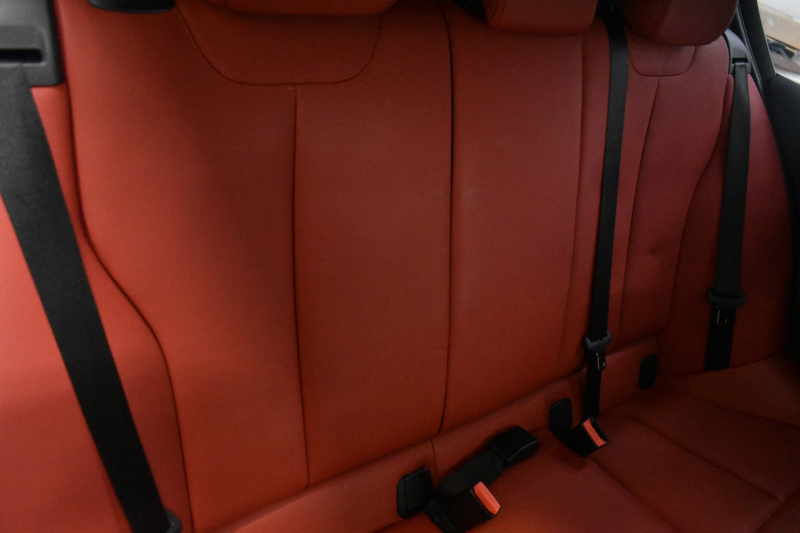 BMW 1シリーズ M140i LCI後期 直6ﾀｰﾎﾞ 340馬力 LEDﾍｯﾄﾞﾗｲﾄ&ﾃｰﾙ ﾋｰﾀｰ付赤革 ｱﾀﾞﾌﾟﾃｨﾌﾞMｻｽ 大型ﾌﾞﾚｰｷｼｽﾃﾑ 車線逸脱&歩行者警告 衝突軽減ﾌﾞﾚｰｷ 横ﾒﾆｭｰﾀｯﾁﾊﾟｯﾄﾞiﾄﾞﾗｲﾌﾞBｶﾒﾗ Pｱｼｽﾄ ｸﾙｺﾝ ﾊﾟﾄﾞﾙｼﾌﾄ ｽﾏｰﾄｷｰ 2年保証