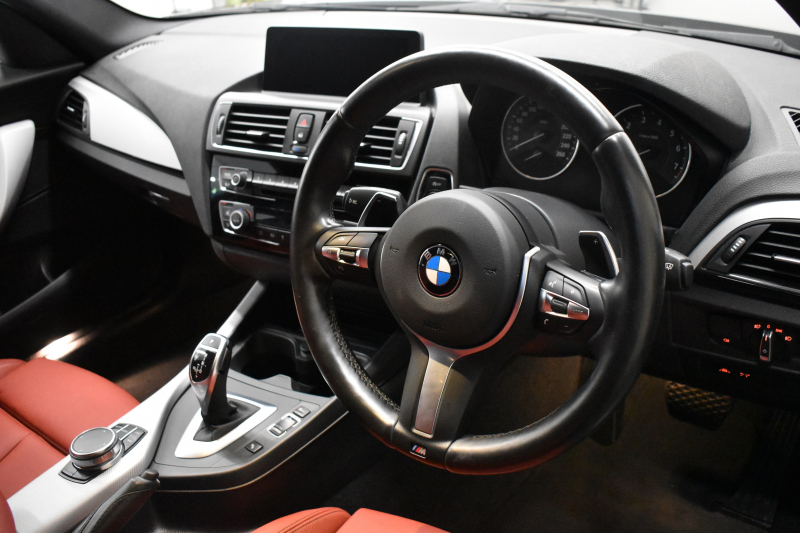 BMW 1シリーズ M140i LCI後期 直6ﾀｰﾎﾞ 340馬力 LEDﾍｯﾄﾞﾗｲﾄ&ﾃｰﾙ ﾋｰﾀｰ付赤革 ｱﾀﾞﾌﾟﾃｨﾌﾞMｻｽ 大型ﾌﾞﾚｰｷｼｽﾃﾑ 車線逸脱&歩行者警告 衝突軽減ﾌﾞﾚｰｷ 横ﾒﾆｭｰﾀｯﾁﾊﾟｯﾄﾞiﾄﾞﾗｲﾌﾞBｶﾒﾗ Pｱｼｽﾄ ｸﾙｺﾝ ﾊﾟﾄﾞﾙｼﾌﾄ ｽﾏｰﾄｷｰ 2年保証