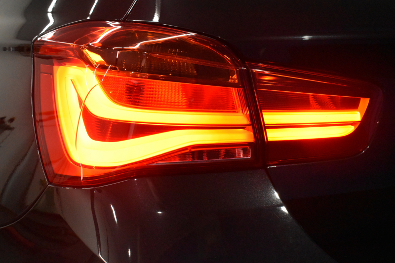 BMW 1シリーズ M140i LCI後期 直6ﾀｰﾎﾞ 340馬力 LEDﾍｯﾄﾞﾗｲﾄ&ﾃｰﾙ ﾋｰﾀｰ付赤革 ｱﾀﾞﾌﾟﾃｨﾌﾞMｻｽ 大型ﾌﾞﾚｰｷｼｽﾃﾑ 車線逸脱&歩行者警告 衝突軽減ﾌﾞﾚｰｷ 横ﾒﾆｭｰﾀｯﾁﾊﾟｯﾄﾞiﾄﾞﾗｲﾌﾞBｶﾒﾗ Pｱｼｽﾄ ｸﾙｺﾝ ﾊﾟﾄﾞﾙｼﾌﾄ ｽﾏｰﾄｷｰ 2年保証