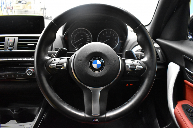 BMW 1シリーズ M140i LCI後期 直6ﾀｰﾎﾞ 340馬力 LEDﾍｯﾄﾞﾗｲﾄ&ﾃｰﾙ ﾋｰﾀｰ付赤革 ｱﾀﾞﾌﾟﾃｨﾌﾞMｻｽ 大型ﾌﾞﾚｰｷｼｽﾃﾑ 車線逸脱&歩行者警告 衝突軽減ﾌﾞﾚｰｷ 横ﾒﾆｭｰﾀｯﾁﾊﾟｯﾄﾞiﾄﾞﾗｲﾌﾞBｶﾒﾗ Pｱｼｽﾄ ｸﾙｺﾝ ﾊﾟﾄﾞﾙｼﾌﾄ ｽﾏｰﾄｷｰ 2年保証