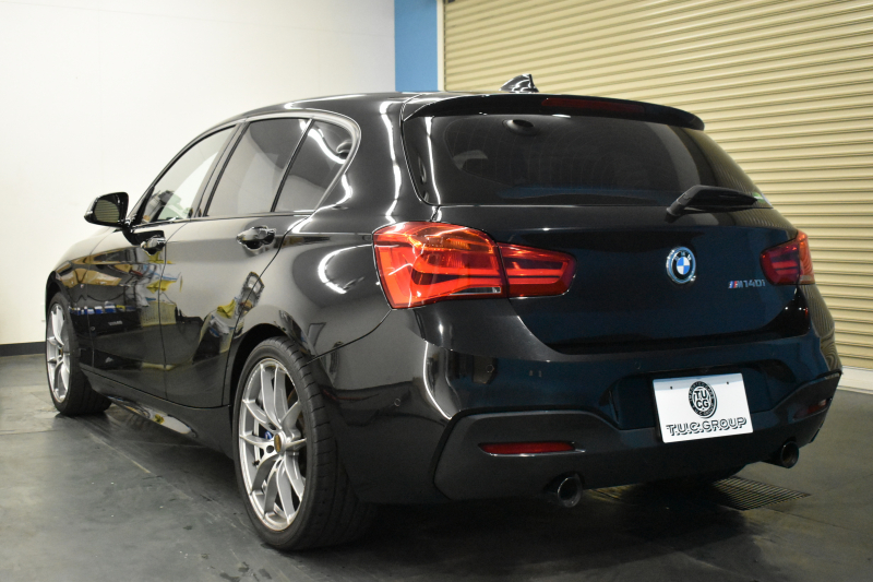 BMW 1シリーズ M140i LCI後期 直6ﾀｰﾎﾞ 340馬力 LEDﾍｯﾄﾞﾗｲﾄ&ﾃｰﾙ ﾋｰﾀｰ付赤革 ｱﾀﾞﾌﾟﾃｨﾌﾞMｻｽ 大型ﾌﾞﾚｰｷｼｽﾃﾑ 車線逸脱&歩行者警告 衝突軽減ﾌﾞﾚｰｷ 横ﾒﾆｭｰﾀｯﾁﾊﾟｯﾄﾞiﾄﾞﾗｲﾌﾞBｶﾒﾗ Pｱｼｽﾄ ｸﾙｺﾝ ﾊﾟﾄﾞﾙｼﾌﾄ ｽﾏｰﾄｷｰ 2年保証