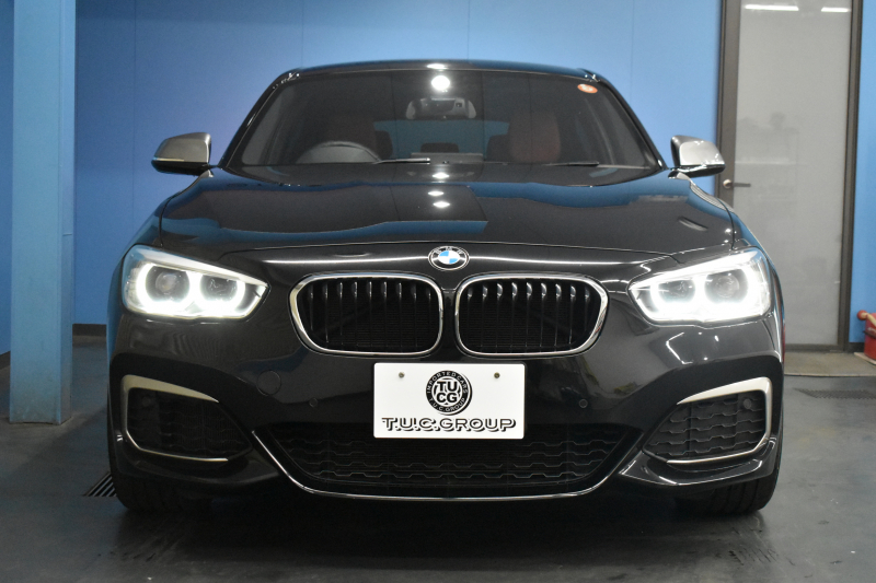 BMW 1シリーズ M140i LCI後期 直6ﾀｰﾎﾞ 340馬力 LEDﾍｯﾄﾞﾗｲﾄ&ﾃｰﾙ ﾋｰﾀｰ付赤革 ｱﾀﾞﾌﾟﾃｨﾌﾞMｻｽ 大型ﾌﾞﾚｰｷｼｽﾃﾑ 車線逸脱&歩行者警告 衝突軽減ﾌﾞﾚｰｷ 横ﾒﾆｭｰﾀｯﾁﾊﾟｯﾄﾞiﾄﾞﾗｲﾌﾞBｶﾒﾗ Pｱｼｽﾄ ｸﾙｺﾝ ﾊﾟﾄﾞﾙｼﾌﾄ ｽﾏｰﾄｷｰ 2年保証