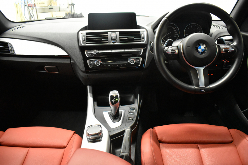 BMW 1シリーズ M140i LCI後期 直6ﾀｰﾎﾞ 340馬力 LEDﾍｯﾄﾞﾗｲﾄ&ﾃｰﾙ ﾋｰﾀｰ付赤革 ｱﾀﾞﾌﾟﾃｨﾌﾞMｻｽ 大型ﾌﾞﾚｰｷｼｽﾃﾑ 車線逸脱&歩行者警告 衝突軽減ﾌﾞﾚｰｷ 横ﾒﾆｭｰﾀｯﾁﾊﾟｯﾄﾞiﾄﾞﾗｲﾌﾞBｶﾒﾗ Pｱｼｽﾄ ｸﾙｺﾝ ﾊﾟﾄﾞﾙｼﾌﾄ ｽﾏｰﾄｷｰ 2年保証