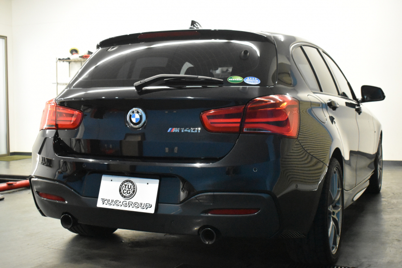BMW 1シリーズ M140i LCI後期 直6ﾀｰﾎﾞ 340馬力 LEDﾍｯﾄﾞﾗｲﾄ&ﾃｰﾙ ﾋｰﾀｰ付赤革 ｱﾀﾞﾌﾟﾃｨﾌﾞMｻｽ 大型ﾌﾞﾚｰｷｼｽﾃﾑ 車線逸脱&歩行者警告 衝突軽減ﾌﾞﾚｰｷ 横ﾒﾆｭｰﾀｯﾁﾊﾟｯﾄﾞiﾄﾞﾗｲﾌﾞBｶﾒﾗ Pｱｼｽﾄ ｸﾙｺﾝ ﾊﾟﾄﾞﾙｼﾌﾄ ｽﾏｰﾄｷｰ 2年保証