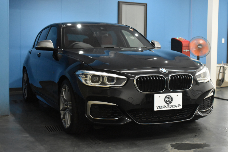 BMW 1シリーズ M140i LCI後期 直6ﾀｰﾎﾞ 340馬力 LEDﾍｯﾄﾞﾗｲﾄ&ﾃｰﾙ ﾋｰﾀｰ付赤革 ｱﾀﾞﾌﾟﾃｨﾌﾞMｻｽ 大型ﾌﾞﾚｰｷｼｽﾃﾑ 車線逸脱&歩行者警告 衝突軽減ﾌﾞﾚｰｷ 横ﾒﾆｭｰﾀｯﾁﾊﾟｯﾄﾞiﾄﾞﾗｲﾌﾞBｶﾒﾗ Pｱｼｽﾄ ｸﾙｺﾝ ﾊﾟﾄﾞﾙｼﾌﾄ ｽﾏｰﾄｷｰ 2年保証