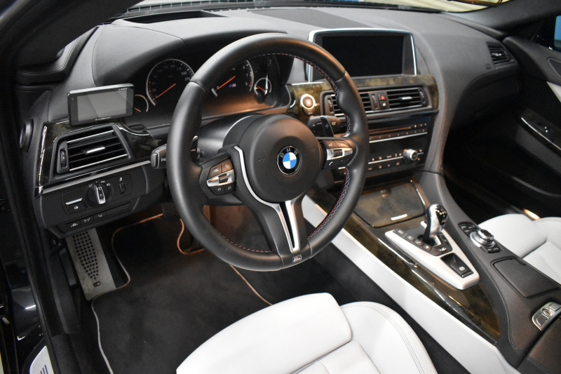 BMW Mシリーズ M6ｸﾞﾗﾝｸｰﾍﾟ MDCT 正規D車 左H ｶｰﾎﾞﾝﾙｰﾌ 7速DCT LEDﾍｯﾄﾞﾗｲﾄ ﾋｰﾀｰ付ｼﾙﾊﾞｰｽﾄｰﾝﾚｻﾞｰ 衝突軽減B 車線逸脱&歩行者警告 可変Mｻｽ Mﾌﾞﾚｰｷ HUD 20AW TOPﾋﾞｭｰ Bｶﾒﾗ ｿﾌﾄｸﾛｰｽﾞﾄﾞｱ 電動Rｻﾝｼｪｰﾄﾞ 2年保証