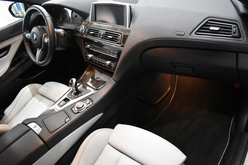 BMW Mシリーズ M6ｸﾞﾗﾝｸｰﾍﾟ MDCT 正規D車 左H ｶｰﾎﾞﾝﾙｰﾌ 7速DCT LEDﾍｯﾄﾞﾗｲﾄ ﾋｰﾀｰ付ｼﾙﾊﾞｰｽﾄｰﾝﾚｻﾞｰ 衝突軽減B 車線逸脱&歩行者警告 可変Mｻｽ Mﾌﾞﾚｰｷ HUD 20AW TOPﾋﾞｭｰ Bｶﾒﾗ ｿﾌﾄｸﾛｰｽﾞﾄﾞｱ 電動Rｻﾝｼｪｰﾄﾞ 2年保証