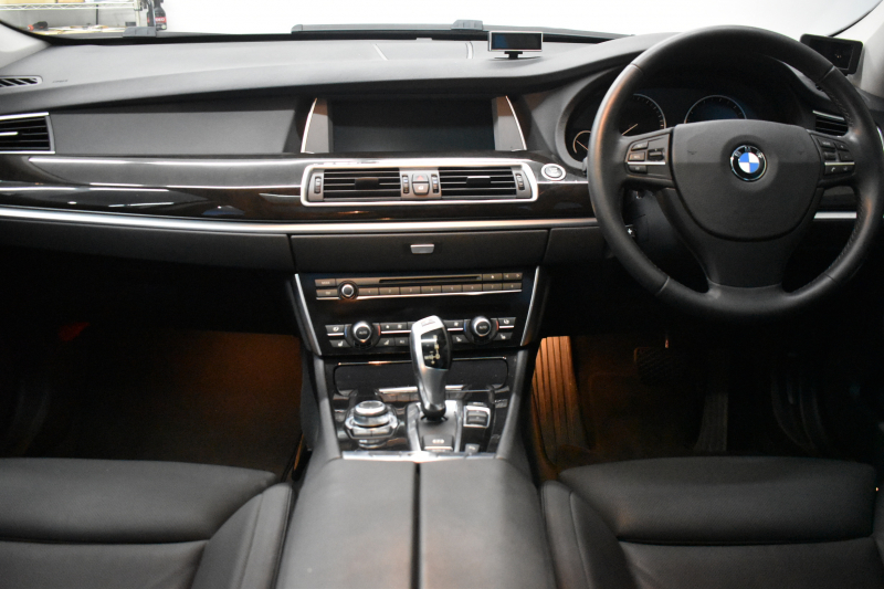 BMW 5シリーズ 535iｸﾞﾗﾝﾂｰﾘｽﾓ ｺﾝﾌｫｰﾄP ﾊﾟﾉﾗﾏｻﾝﾙｰﾌ 1ｵｰﾅｰ 全席ﾋｰﾀｰ前席ﾍﾞﾝﾁﾚｰｼｮﾝ付黒革 ｽﾏｰﾄｷｰ ﾌﾙｾｸﾞ ﾅﾋﾞTOPﾋﾞｭｰ Bｶﾒﾗ 前後PDC 電動ﾄﾗﾝｸ ｸﾙｺﾝ 18AW ETC 2年保証