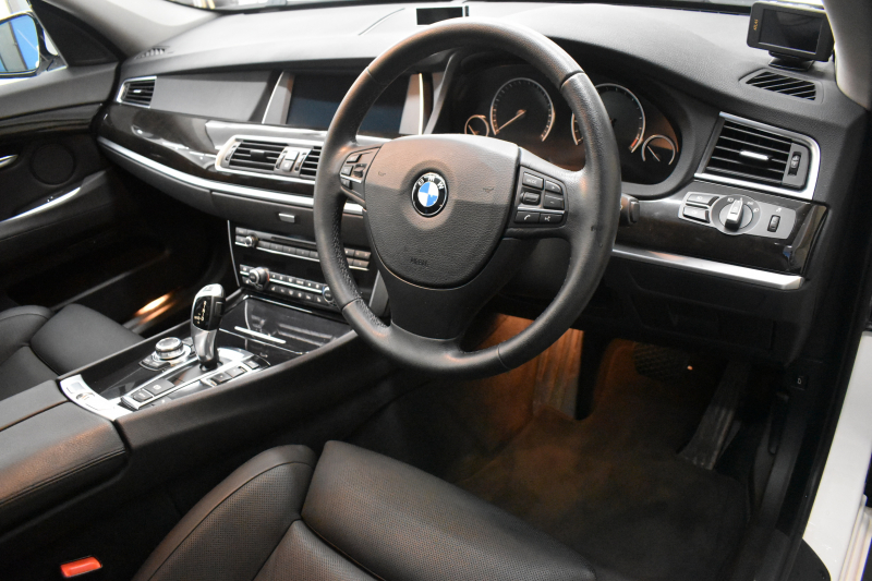 BMW 5シリーズ 535iｸﾞﾗﾝﾂｰﾘｽﾓ ｺﾝﾌｫｰﾄP ﾊﾟﾉﾗﾏｻﾝﾙｰﾌ 1ｵｰﾅｰ 全席ﾋｰﾀｰ前席ﾍﾞﾝﾁﾚｰｼｮﾝ付黒革 ｽﾏｰﾄｷｰ ﾌﾙｾｸﾞ ﾅﾋﾞTOPﾋﾞｭｰ Bｶﾒﾗ 前後PDC 電動ﾄﾗﾝｸ ｸﾙｺﾝ 18AW ETC 2年保証