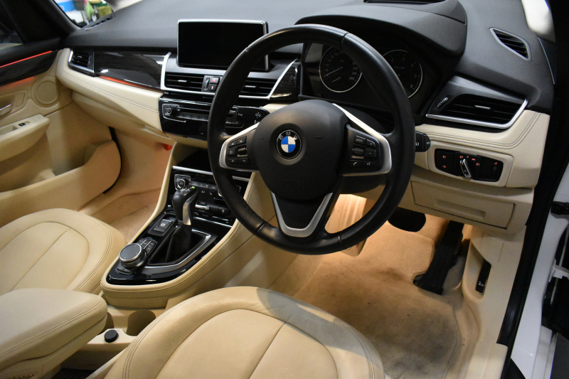 BMW 2シリーズ 218dｱｸﾃｨﾌﾞﾂｱﾗｰ ﾗｸﾞｼﾞｭｱﾘｰ ｱﾄﾞﾊﾞﾝｽﾄﾞｱｸﾃｨﾌﾞｾｰﾌﾃｨｰP 追従ACC HUD ﾋｰﾀｰ付ﾍﾞｰｼﾞｭﾚｻﾞｰ ﾀｯﾁﾊﾟﾈﾙﾅﾋﾞBｶﾒﾗ ﾘｱPDC LEDﾍｯﾄﾞﾗｲﾄ 衝突軽減ﾌﾞﾚｰｷ 車線逸脱&歩行者警告 電動開閉Rｹﾞｰﾄ ｽﾏｰﾄｷｰ 2年保証