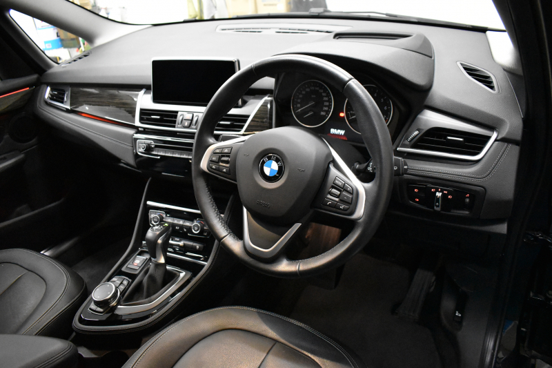 BMW 2シリーズ 220iｸﾞﾗﾝﾂｱﾗｰ ﾗｸﾞｼﾞｭｱﾘｰ 3列ｼｰﾄ 7人乗り ｱﾄﾞﾊﾞﾝｽﾄﾞｱｸﾃｨﾌﾞｾｰﾌﾃｨｰP 追従ACC HUD ﾋｰﾀｰ付黒革 LEDﾍｯﾄﾞﾗｲﾄ 衝突軽減ﾌﾞﾚｰｷ 車線逸脱&歩行者警告 ﾀｯﾁﾊﾟｯﾄﾞﾅﾋﾞ 前後PDC Bｶﾒﾗ 電動ﾄﾗﾝｸ ﾊﾟｰｷﾝｸﾞｱｼｽﾄ 17AW ｽﾏｰﾄｷｰ 2年保証