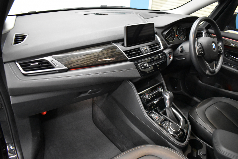 BMW 2シリーズ 220iｸﾞﾗﾝﾂｱﾗｰ ﾗｸﾞｼﾞｭｱﾘｰ 3列ｼｰﾄ 7人乗り ｱﾄﾞﾊﾞﾝｽﾄﾞｱｸﾃｨﾌﾞｾｰﾌﾃｨｰP 追従ACC HUD ﾋｰﾀｰ付黒革 LEDﾍｯﾄﾞﾗｲﾄ 衝突軽減ﾌﾞﾚｰｷ 車線逸脱&歩行者警告 ﾀｯﾁﾊﾟｯﾄﾞﾅﾋﾞ 前後PDC Bｶﾒﾗ 電動ﾄﾗﾝｸ ﾊﾟｰｷﾝｸﾞｱｼｽﾄ 17AW ｽﾏｰﾄｷｰ 2年保証