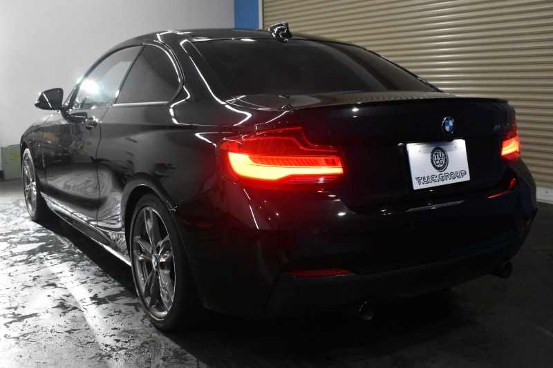 BMW 2シリーズ M240i LCI後期 ｵﾌﾟｼｮﾝ追従ACC  直6ﾀｰﾎﾞ 340馬力 ﾍｷｻｺﾞﾅﾙLEDﾍｯﾄﾞﾗｲﾄ ﾋｰﾀｰ付赤革 ﾀｯﾁﾊﾟﾈﾙiﾄﾞﾗｲﾌﾞHDDﾅﾋﾞBｶﾒ Pｱｼｽﾄ 前後PDC ｱﾀﾞﾌﾟﾃｨﾌﾞMｻｽ 大型ﾌﾞﾚｰｷｼｽﾃﾑ 車線逸脱&歩行者警告 衝突軽減ﾌﾞﾚｰｷ 18AW ﾊﾟﾄﾞﾙｼﾌﾄ 1ｵｰﾅｰ 2年保証