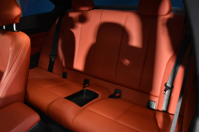 BMW 2シリーズ M240i LCI後期 ｵﾌﾟｼｮﾝ追従ACC  直6ﾀｰﾎﾞ 340馬力 ﾍｷｻｺﾞﾅﾙLEDﾍｯﾄﾞﾗｲﾄ ﾋｰﾀｰ付赤革 ﾀｯﾁﾊﾟﾈﾙiﾄﾞﾗｲﾌﾞHDDﾅﾋﾞBｶﾒ Pｱｼｽﾄ 前後PDC ｱﾀﾞﾌﾟﾃｨﾌﾞMｻｽ 大型ﾌﾞﾚｰｷｼｽﾃﾑ 車線逸脱&歩行者警告 衝突軽減ﾌﾞﾚｰｷ 18AW ﾊﾟﾄﾞﾙｼﾌﾄ 1ｵｰﾅｰ 2年保証