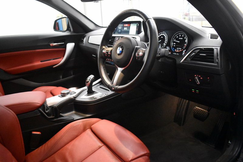 BMW 2シリーズ M240i LCI後期 ｵﾌﾟｼｮﾝ追従ACC  直6ﾀｰﾎﾞ 340馬力 ﾍｷｻｺﾞﾅﾙLEDﾍｯﾄﾞﾗｲﾄ ﾋｰﾀｰ付赤革 ﾀｯﾁﾊﾟﾈﾙiﾄﾞﾗｲﾌﾞHDDﾅﾋﾞBｶﾒ Pｱｼｽﾄ 前後PDC ｱﾀﾞﾌﾟﾃｨﾌﾞMｻｽ 大型ﾌﾞﾚｰｷｼｽﾃﾑ 車線逸脱&歩行者警告 衝突軽減ﾌﾞﾚｰｷ 18AW ﾊﾟﾄﾞﾙｼﾌﾄ 1ｵｰﾅｰ 2年保証