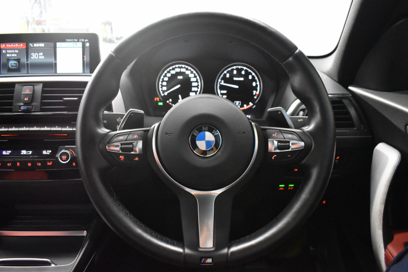 BMW 2シリーズ M240i LCI後期 ｵﾌﾟｼｮﾝ追従ACC  直6ﾀｰﾎﾞ 340馬力 ﾍｷｻｺﾞﾅﾙLEDﾍｯﾄﾞﾗｲﾄ ﾋｰﾀｰ付赤革 ﾀｯﾁﾊﾟﾈﾙiﾄﾞﾗｲﾌﾞHDDﾅﾋﾞBｶﾒ Pｱｼｽﾄ 前後PDC ｱﾀﾞﾌﾟﾃｨﾌﾞMｻｽ 大型ﾌﾞﾚｰｷｼｽﾃﾑ 車線逸脱&歩行者警告 衝突軽減ﾌﾞﾚｰｷ 18AW ﾊﾟﾄﾞﾙｼﾌﾄ 1ｵｰﾅｰ 2年保証