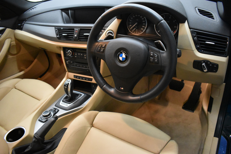 BMW X1 Xﾄﾞﾗｲﾌﾞ 20i ｴｸｽｸﾙｰｼﾌﾞｽﾎﾟｰﾂ 4WD LCI後期 160台限定 ﾚｻﾞｰP ﾋｰﾀｰ付ﾈﾊﾞﾀﾞﾍﾞｰｼﾞｭ革 8速AT 電子ｼﾌﾄ ｺﾝﾌｫｰﾄｱｸｾｽ Mｽﾎﾟｰﾂ専用ｴｱﾛ18AW iﾄﾞﾗｲﾌﾞHDDﾅﾋﾞBｶﾒﾗ 前後PDC BTｵｰﾃﾞｨｵ&ﾊﾝｽﾞﾌﾘｰ通話 ﾘﾝｸﾞ付ｷｾﾉﾝﾗｲﾄ 2年保証