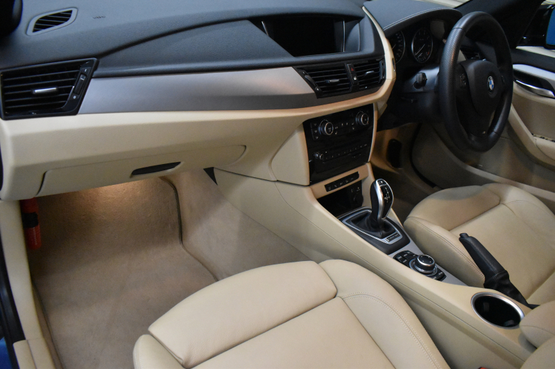 BMW X1 Xﾄﾞﾗｲﾌﾞ 20i ｴｸｽｸﾙｰｼﾌﾞｽﾎﾟｰﾂ 4WD LCI後期 160台限定 ﾚｻﾞｰP ﾋｰﾀｰ付ﾈﾊﾞﾀﾞﾍﾞｰｼﾞｭ革 8速AT 電子ｼﾌﾄ ｺﾝﾌｫｰﾄｱｸｾｽ Mｽﾎﾟｰﾂ専用ｴｱﾛ18AW iﾄﾞﾗｲﾌﾞHDDﾅﾋﾞBｶﾒﾗ 前後PDC BTｵｰﾃﾞｨｵ&ﾊﾝｽﾞﾌﾘｰ通話 ﾘﾝｸﾞ付ｷｾﾉﾝﾗｲﾄ 2年保証