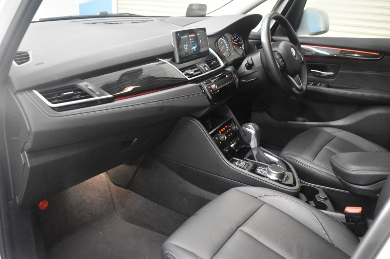 BMW 2シリーズ 218dｸﾞﾗﾝﾂｱﾗｰ ﾗｸﾞｼﾞｭｱﾘｰ  後期 7人乗ﾘ ｱﾄﾞﾊﾞﾝｽﾄﾞｱｸﾃｨﾌﾞｾｰﾌﾃｨｰP ｺﾝﾌｫｰﾄP 追従ACC HUD ﾍｷｻｺﾞﾅﾙLEDﾍｯﾄﾞﾗｲﾄ ﾋｰﾀｰ付黒革 車線逸脱&歩行者警告 17AW ﾀｯﾁﾊﾟﾈﾙﾅﾋﾞ Bｶﾒﾗ 前後PDC 駐車ｱｼｽﾄ 電動ﾄﾗﾝｸ ｽﾏｰﾄｷｰ 2年保証