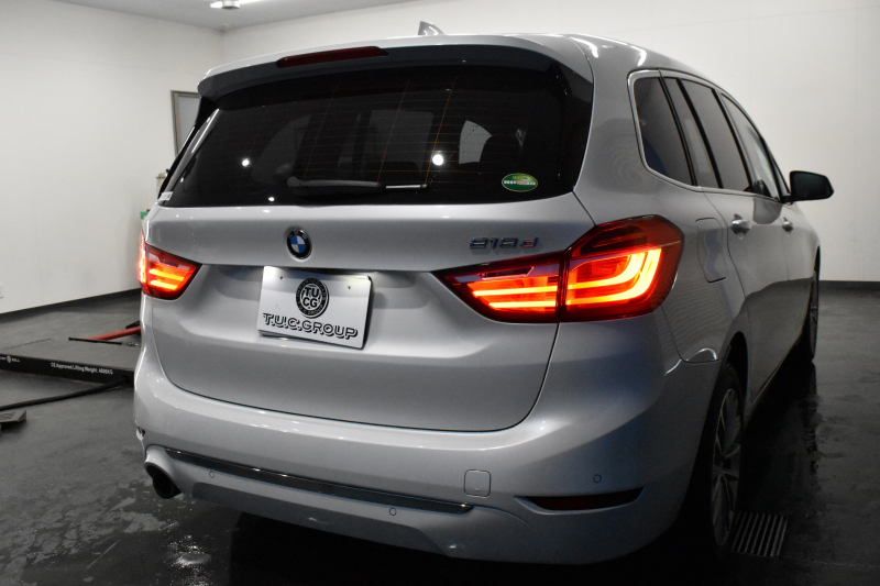 BMW 2シリーズ 218dｸﾞﾗﾝﾂｱﾗｰ ﾗｸﾞｼﾞｭｱﾘｰ  後期 7人乗ﾘ ｱﾄﾞﾊﾞﾝｽﾄﾞｱｸﾃｨﾌﾞｾｰﾌﾃｨｰP ｺﾝﾌｫｰﾄP 追従ACC HUD ﾍｷｻｺﾞﾅﾙLEDﾍｯﾄﾞﾗｲﾄ ﾋｰﾀｰ付黒革 車線逸脱&歩行者警告 17AW ﾀｯﾁﾊﾟﾈﾙﾅﾋﾞ Bｶﾒﾗ 前後PDC 駐車ｱｼｽﾄ 電動ﾄﾗﾝｸ ｽﾏｰﾄｷｰ 2年保証