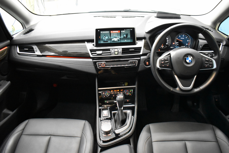 BMW 2シリーズ 218dｸﾞﾗﾝﾂｱﾗｰ ﾗｸﾞｼﾞｭｱﾘｰ  後期 7人乗ﾘ ｱﾄﾞﾊﾞﾝｽﾄﾞｱｸﾃｨﾌﾞｾｰﾌﾃｨｰP ｺﾝﾌｫｰﾄP 追従ACC HUD ﾍｷｻｺﾞﾅﾙLEDﾍｯﾄﾞﾗｲﾄ ﾋｰﾀｰ付黒革 車線逸脱&歩行者警告 17AW ﾀｯﾁﾊﾟﾈﾙﾅﾋﾞ Bｶﾒﾗ 前後PDC 駐車ｱｼｽﾄ 電動ﾄﾗﾝｸ ｽﾏｰﾄｷｰ 2年保証