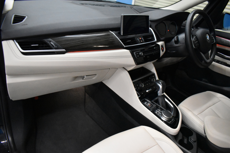 BMW 2シリーズ 218dｸﾞﾗﾝﾂｱﾗｰ ﾗｸﾞｼﾞｭｱﾘｰ 後期LCI 7人乗ﾘ ｱﾄﾞﾊﾞﾝｽﾄﾞｱｸﾃｨﾌﾞｾｰﾌﾃｨｰP 追従ACC HUD ﾍｷｺﾞﾅﾙLEDﾍｯﾄﾞﾗｲﾄ ﾋｰﾀｰ付白革 ｺﾝﾌｫｰﾄP 車線逸脱&歩行者警告 ﾀｯﾁﾊﾟﾈﾙﾅﾋﾞ Bｶﾒﾗ ﾌﾙｾｸﾞ 駐車ｱｼｽﾄ 電動ﾄﾗﾝｸ 2年保証