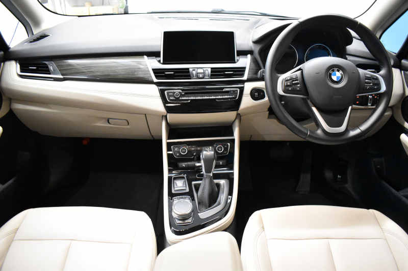 BMW 2シリーズ 218dｸﾞﾗﾝﾂｱﾗｰ ﾗｸﾞｼﾞｭｱﾘｰ 後期LCI 7人乗ﾘ ｱﾄﾞﾊﾞﾝｽﾄﾞｱｸﾃｨﾌﾞｾｰﾌﾃｨｰP 追従ACC HUD ﾍｷｺﾞﾅﾙLEDﾍｯﾄﾞﾗｲﾄ ﾋｰﾀｰ付白革 ｺﾝﾌｫｰﾄP 車線逸脱&歩行者警告 ﾀｯﾁﾊﾟﾈﾙﾅﾋﾞ Bｶﾒﾗ ﾌﾙｾｸﾞ 駐車ｱｼｽﾄ 電動ﾄﾗﾝｸ 2年保証