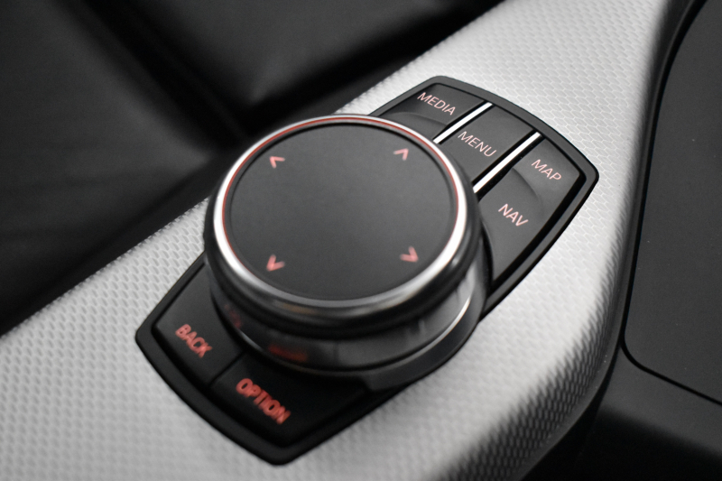 BMW 2シリーズ M240i LCI後期 直6ﾀｰﾎﾞ 340馬力 ﾍｷｻｺﾞﾅﾙLEDﾍｯﾄﾞﾗｲﾄ 追従ACC ﾋｰﾀｰ付黒革 ﾀｯﾁﾊﾟﾈﾙiﾄﾞﾗｲﾌﾞHDDﾅﾋﾞ ﾌﾙｾｸﾞ Bｶﾒ Pｱｼｽﾄ 前後PDC ｱﾀﾞﾌﾟﾃｨﾌﾞMｻｽ 大型ﾌﾞﾚｰｷｼｽﾃﾑ 車線逸脱&歩行者警告 衝突軽減ﾌﾞﾚｰｷ 18AW ﾊﾟﾄﾞﾙｼﾌﾄ 1ｵｰﾅｰ 2年保証