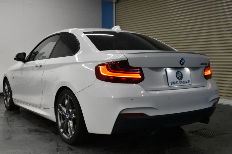 BMW 2シリーズ M235i 直6ﾀｰﾎﾞ 326馬力 ﾋｰﾀｰ付黒革 ﾀｯﾁﾊﾟｯﾄﾞ式iﾄﾞﾗｲﾌﾞHDDﾅﾋﾞ  ﾘﾔPDC Bｶﾒﾗ  ｱﾀﾞﾌﾟﾃｨﾌﾞMｻｽ 大型ﾌﾞﾚｰｷｼｽﾃﾑ 18AW 車線逸脱&歩行者警告 衝突軽減ﾌﾞﾚｰｷ 1ｵｰﾅｰ 2年保証