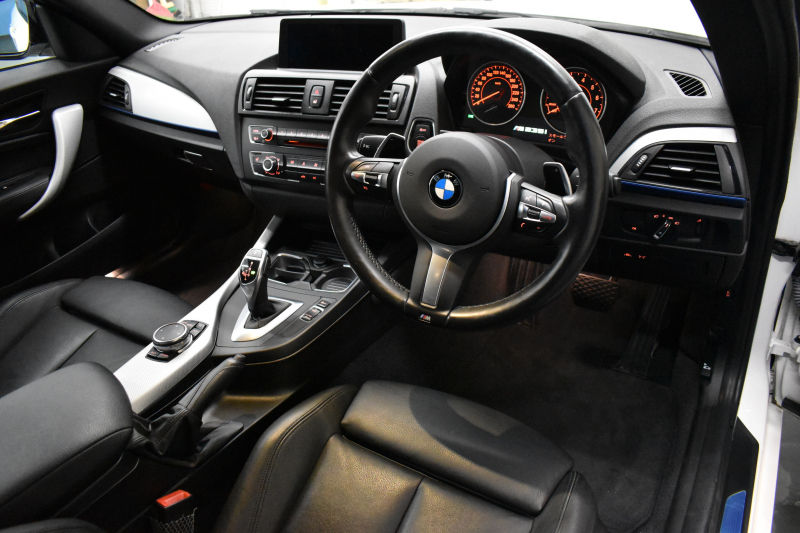 BMW 2シリーズ M235i 直6ﾀｰﾎﾞ 326馬力 ﾋｰﾀｰ付黒革 ﾀｯﾁﾊﾟｯﾄﾞ式iﾄﾞﾗｲﾌﾞHDDﾅﾋﾞ  ﾘﾔPDC Bｶﾒﾗ  ｱﾀﾞﾌﾟﾃｨﾌﾞMｻｽ 大型ﾌﾞﾚｰｷｼｽﾃﾑ 18AW 車線逸脱&歩行者警告 衝突軽減ﾌﾞﾚｰｷ 1ｵｰﾅｰ 2年保証