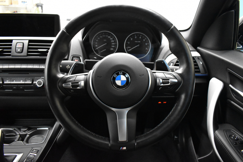 BMW 2シリーズ M235i 直6ﾀｰﾎﾞ 326馬力 ﾋｰﾀｰ付黒革 ﾀｯﾁﾊﾟｯﾄﾞ式iﾄﾞﾗｲﾌﾞHDDﾅﾋﾞ  ﾘﾔPDC Bｶﾒﾗ  ｱﾀﾞﾌﾟﾃｨﾌﾞMｻｽ 大型ﾌﾞﾚｰｷｼｽﾃﾑ 18AW 車線逸脱&歩行者警告 衝突軽減ﾌﾞﾚｰｷ 1ｵｰﾅｰ 2年保証