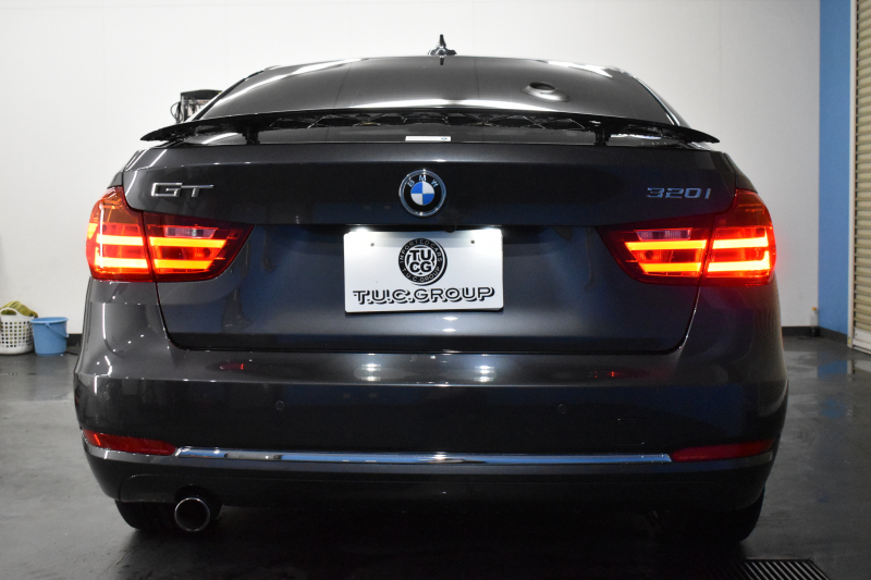 BMW 3シリーズ 320i ｸﾞﾗﾝﾂｰﾘｽﾓ ﾗｸﾞｼﾞｭｱﾘｰ  追従ACC ﾋｰﾀｰ付黒革 車線逸脱&歩行者警告 衝突軽減B 電動Rｹﾞｰﾄ 電格Rｽﾎﾟｲﾗｰ ﾀｯﾁﾊﾟｯﾄﾞﾅﾋﾞ Bｶﾒﾗ ﾘｱPDC iｽﾄｯﾌﾟ 2年保証