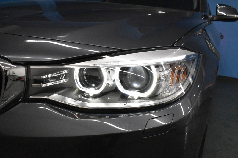 BMW 3シリーズ 320i ｸﾞﾗﾝﾂｰﾘｽﾓ ﾗｸﾞｼﾞｭｱﾘｰ  追従ACC ﾋｰﾀｰ付黒革 車線逸脱&歩行者警告 衝突軽減B 電動Rｹﾞｰﾄ 電格Rｽﾎﾟｲﾗｰ ﾀｯﾁﾊﾟｯﾄﾞﾅﾋﾞ Bｶﾒﾗ ﾘｱPDC iｽﾄｯﾌﾟ 2年保証