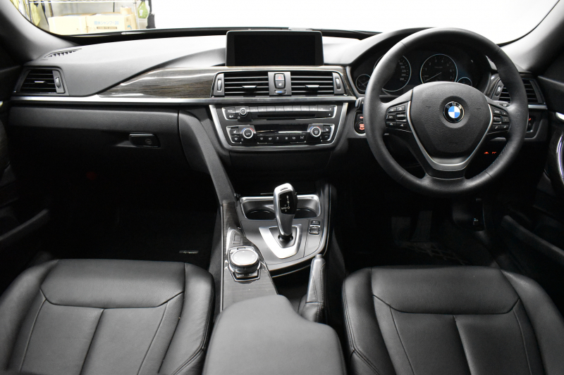 BMW 3シリーズ 320i ｸﾞﾗﾝﾂｰﾘｽﾓ ﾗｸﾞｼﾞｭｱﾘｰ  追従ACC ﾋｰﾀｰ付黒革 車線逸脱&歩行者警告 衝突軽減B 電動Rｹﾞｰﾄ 電格Rｽﾎﾟｲﾗｰ ﾀｯﾁﾊﾟｯﾄﾞﾅﾋﾞ Bｶﾒﾗ ﾘｱPDC iｽﾄｯﾌﾟ 2年保証