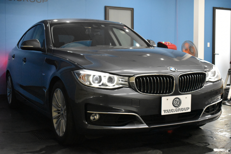 BMW 3シリーズ 320i ｸﾞﾗﾝﾂｰﾘｽﾓ ﾗｸﾞｼﾞｭｱﾘｰ  追従ACC ﾋｰﾀｰ付黒革 車線逸脱&歩行者警告 衝突軽減B 電動Rｹﾞｰﾄ 電格Rｽﾎﾟｲﾗｰ ﾀｯﾁﾊﾟｯﾄﾞﾅﾋﾞ Bｶﾒﾗ ﾘｱPDC iｽﾄｯﾌﾟ 2年保証