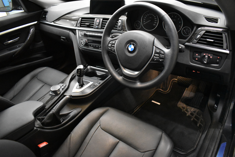 BMW 3シリーズ 320i ｸﾞﾗﾝﾂｰﾘｽﾓ ﾗｸﾞｼﾞｭｱﾘｰ  追従ACC ﾋｰﾀｰ付黒革 車線逸脱&歩行者警告 衝突軽減B 電動Rｹﾞｰﾄ 電格Rｽﾎﾟｲﾗｰ ﾀｯﾁﾊﾟｯﾄﾞﾅﾋﾞ Bｶﾒﾗ ﾘｱPDC iｽﾄｯﾌﾟ 2年保証