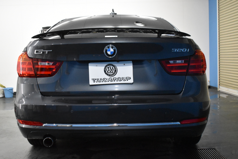 BMW 3シリーズ 320i ｸﾞﾗﾝﾂｰﾘｽﾓ ﾗｸﾞｼﾞｭｱﾘｰ  追従ACC ﾋｰﾀｰ付黒革 車線逸脱&歩行者警告 衝突軽減B 電動Rｹﾞｰﾄ 電格Rｽﾎﾟｲﾗｰ ﾀｯﾁﾊﾟｯﾄﾞﾅﾋﾞ Bｶﾒﾗ ﾘｱPDC iｽﾄｯﾌﾟ 2年保証