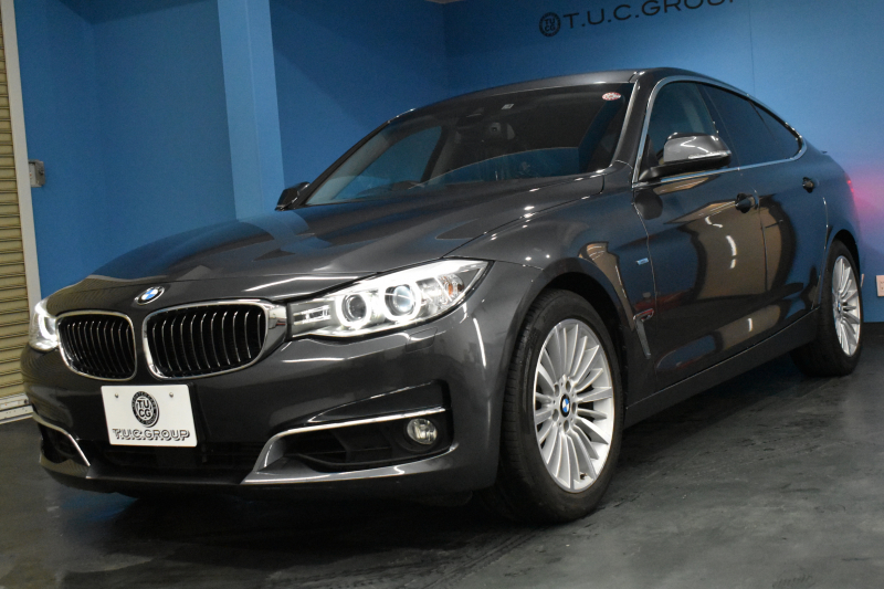 BMW 3シリーズ 320i ｸﾞﾗﾝﾂｰﾘｽﾓ ﾗｸﾞｼﾞｭｱﾘｰ  追従ACC ﾋｰﾀｰ付黒革 車線逸脱&歩行者警告 衝突軽減B 電動Rｹﾞｰﾄ 電格Rｽﾎﾟｲﾗｰ ﾀｯﾁﾊﾟｯﾄﾞﾅﾋﾞ Bｶﾒﾗ ﾘｱPDC iｽﾄｯﾌﾟ 2年保証