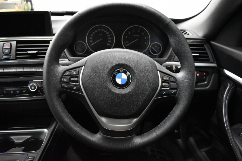 BMW 3シリーズ 320i ｸﾞﾗﾝﾂｰﾘｽﾓ ﾗｸﾞｼﾞｭｱﾘｰ  追従ACC ﾋｰﾀｰ付黒革 車線逸脱&歩行者警告 衝突軽減B 電動Rｹﾞｰﾄ 電格Rｽﾎﾟｲﾗｰ ﾀｯﾁﾊﾟｯﾄﾞﾅﾋﾞ Bｶﾒﾗ ﾘｱPDC iｽﾄｯﾌﾟ 2年保証