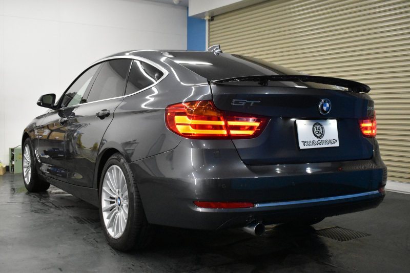 BMW 3シリーズ 320i ｸﾞﾗﾝﾂｰﾘｽﾓ ﾗｸﾞｼﾞｭｱﾘｰ  追従ACC ﾋｰﾀｰ付黒革 車線逸脱&歩行者警告 衝突軽減B 電動Rｹﾞｰﾄ 電格Rｽﾎﾟｲﾗｰ ﾀｯﾁﾊﾟｯﾄﾞﾅﾋﾞ Bｶﾒﾗ ﾘｱPDC iｽﾄｯﾌﾟ 2年保証