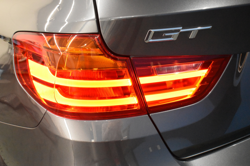 BMW 3シリーズ 320i ｸﾞﾗﾝﾂｰﾘｽﾓ ﾗｸﾞｼﾞｭｱﾘｰ  追従ACC ﾋｰﾀｰ付黒革 車線逸脱&歩行者警告 衝突軽減B 電動Rｹﾞｰﾄ 電格Rｽﾎﾟｲﾗｰ ﾀｯﾁﾊﾟｯﾄﾞﾅﾋﾞ Bｶﾒﾗ ﾘｱPDC iｽﾄｯﾌﾟ 2年保証