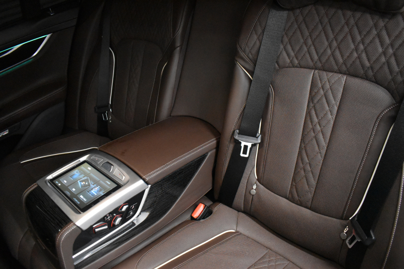 BMW 7シリーズ 740i Mｽﾎﾟｰﾂ ﾘｱｺﾝﾌｫｰﾄP 後席ﾓﾆﾀｰ ｻﾝﾙｰﾌ BMWﾚｰｻﾞｰLED ｽﾃｱﾘﾝｸﾞﾋｰﾀｰ 前席ﾏｯｻｰｼﾞ全席ﾋｰﾀｰ&ﾍﾞﾝﾁﾚｰｼｮﾝ付ﾓｶ革 ACC HUD ﾘﾓｰﾄ駐車 ﾊｰﾏﾝｶｰﾄﾞﾝ  ﾀｯﾁﾊﾟﾈﾙﾅﾋﾞ3Dﾋﾞｭｰ LCW 液晶ﾒｰﾀｰ 20AW 2年保証